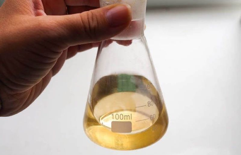 Chlorine dạng lỏng có tên gọi khác là khí Clo lỏng, có màu vàng lục và mùi hắc